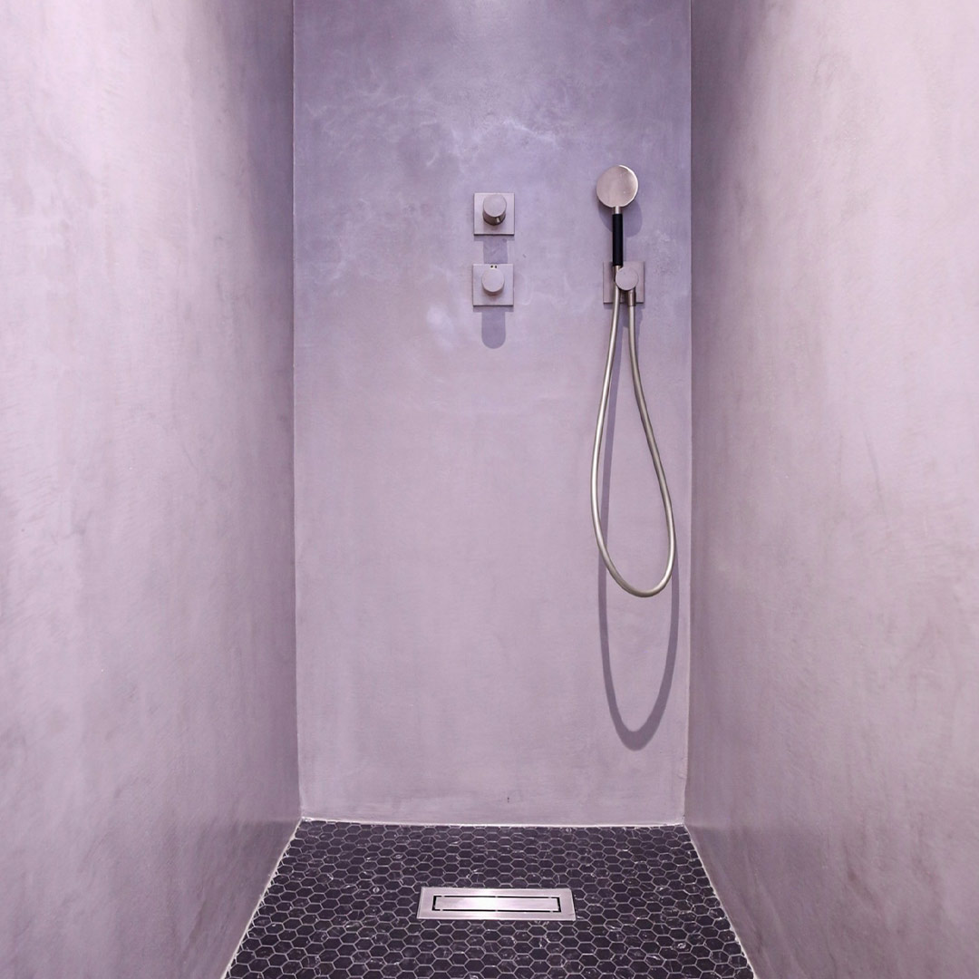 Douche italienne en béton ciré gris anthracite